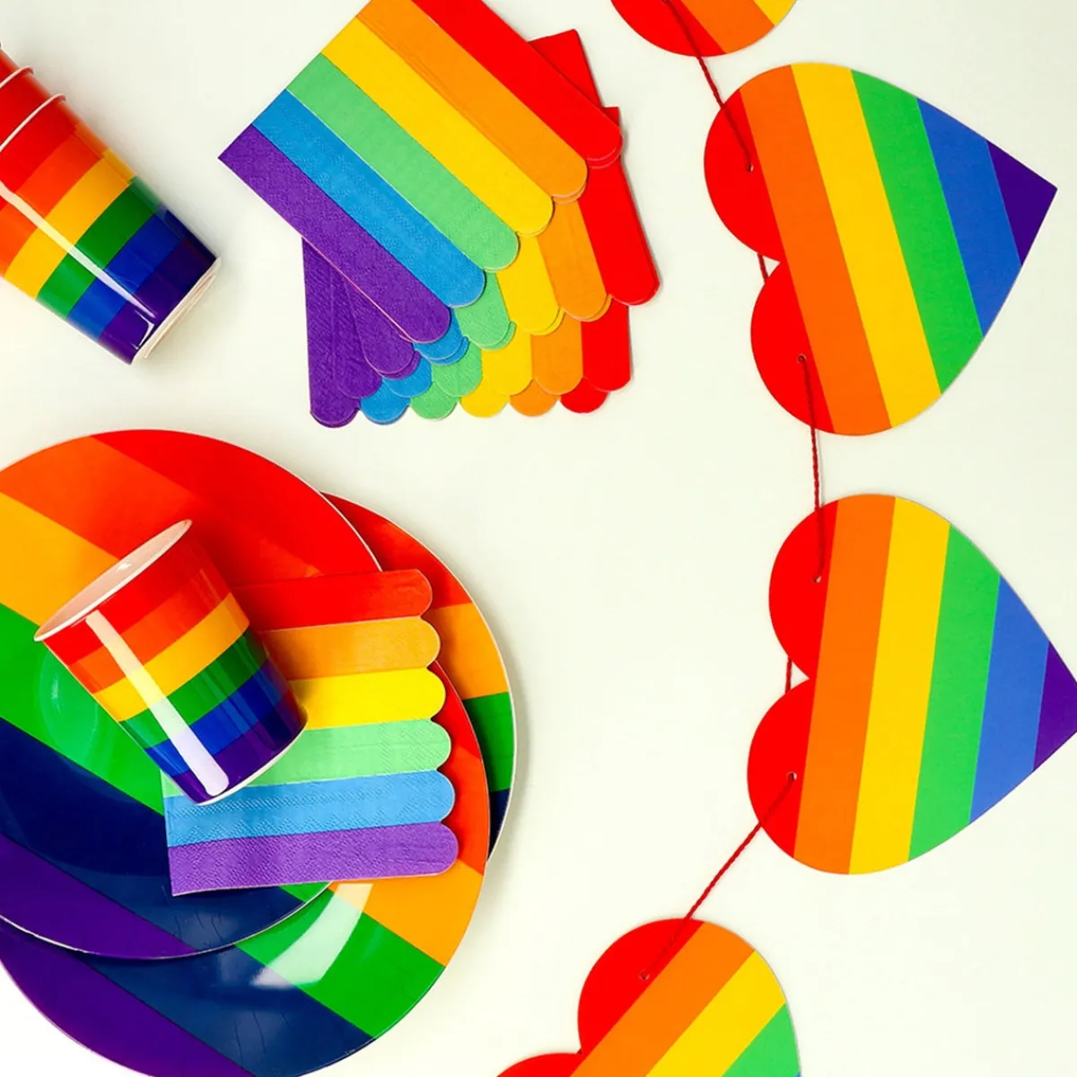 Flying Tiger Hjärtgirlang. 300 cm^ Happy Pride!|Festdekorationer